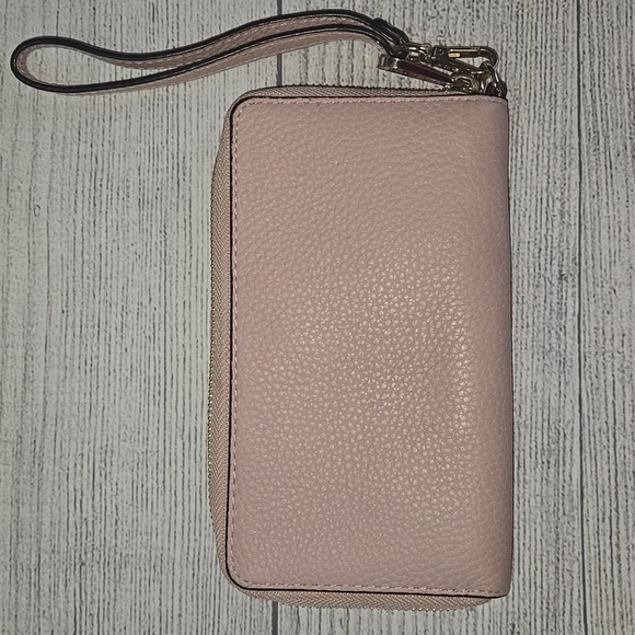 Michael Kors Pebbled Leather Smartphone Wristlet Light Pink/Gold - Picture 2 of 12